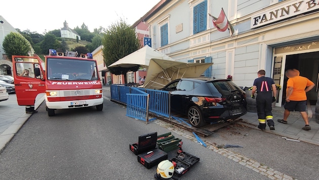Die Feuerwehr Schwanberg musste anrücken, um das Auto aus dem Gastgarten zu bergen.