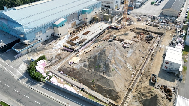 Die Umrisse der neuen Halle sind bereits zu sehen.