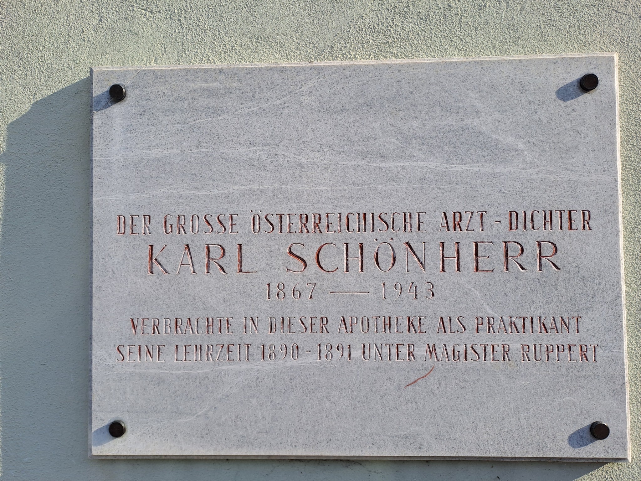 Eine Tafel am Gebäude erinnert an den später so berühmt gewordenen Schönherr.