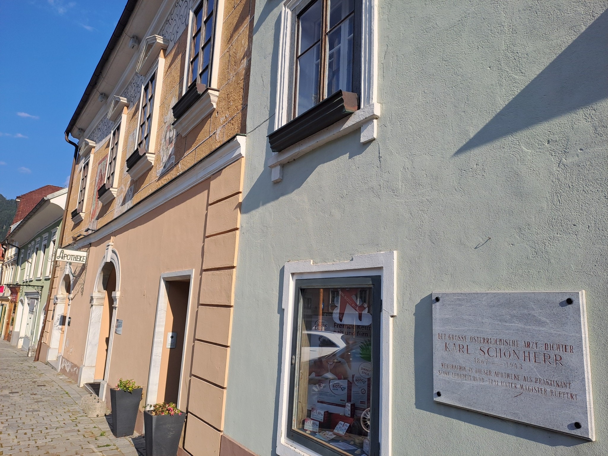 In der Apotheke am Hauptplatz in Friesach absolvierte Karl Schönherr 1890/91 ein Praktikum.