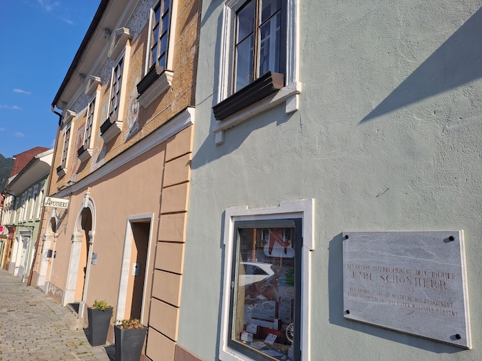 In der alten Apotheke am Hauptplatz absolvierte der später so berühmte Schriftsteller ein ...