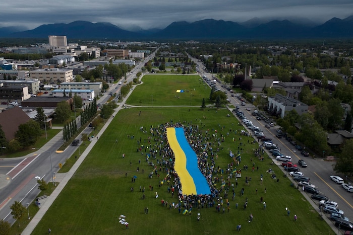 Das Gipfeltreffen wurde von Protesten begleitet. Nahe dem Luftwaffenstützpunkt Anchorage rollten ...