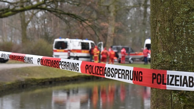 In einer Linkskurve kam es zu dem Unglück, für vier der fünf Autoinsassen gab es keine Rettung ...