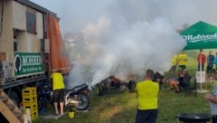 Die Fans geben rund um den Ring Gas.