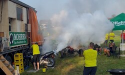 Die Fans geben rund um den Ring Gas.