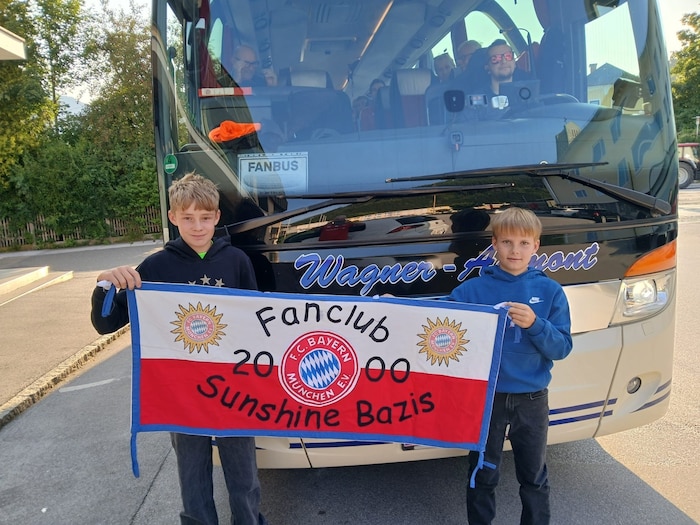 Die jüngstesn Fanclub-Mitglieder der Sunshine Bazis 2000: Andre-Max Wimmer (li.) und Jonas ...