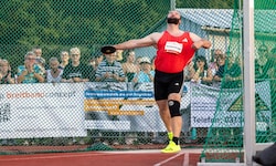 Lukas Weißhaidinger greift an.