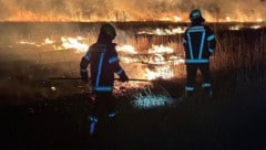 Wenn Wind ein Feuer auf trockenen Feldern anfacht, ist Löschen besonders schwierig.