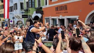 Im offenen Oldtimer-Cabrio war der Star dem Publikum nahe. Ein Ritual, das sich über die Jahre ...