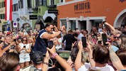 Im offenen Oldtimer-Cabrio war der Star dem Publikum nahe. Ein Ritual, das sich über die Jahre ...