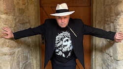 Militärpfarrer Alexander Wessely begibt sich auf die Theaterbühne.