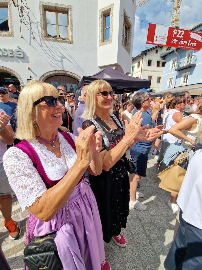 Freundinnen Ilse und Helga tauchen liebend gerne in den Wirbel ein