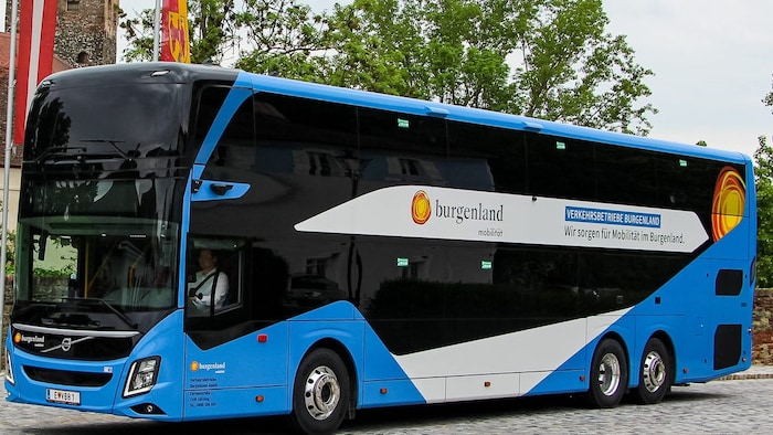 Obwohl die Stockbusse der Linie B1 über 76 Sitzplätze verfügen, waren am Samstag alle belegt – ...