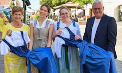Kulturausschuss-Obfrau Waltraud Bachmaier und Bürgermeister Thomas Steiner übergeben am Mittwoch ...