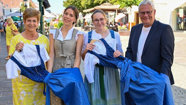 Kulturausschuss-Obfrau Waltraud Bachmaier und Bürgermeister Thomas Steiner übergeben am Mittwoch ...