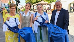 Kulturausschuss-Obfrau Waltraud Bachmaier und Bürgermeister Thomas Steiner übergeben am Mittwoch ...