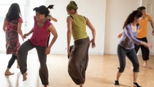 Jeder tanzt für sich – und doch tanzt man auch in der Gruppe. 5-Rhythmen- Tanz ist eine ...