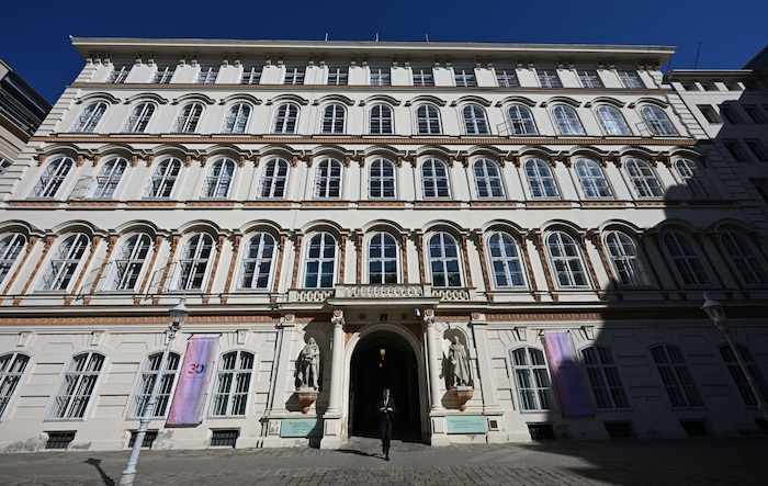 Im Außenministerium gibt es aktuelle viele offene Fragen, die geklärt werden müssen.