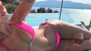 Dua Lipa lebt gerade ein Leben im Bikini! Die Fans sind begeistert und ein Zweiteiler hat es ...