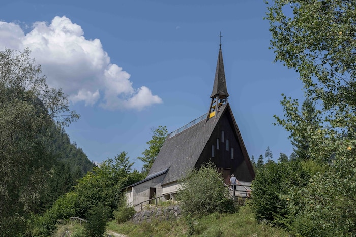 Die Filialkirche Greith im Gemeindegebiet von Mariazell. Das Holz, das den Kirchturm trägt, ist ...