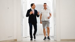 LH-Vize Manfred Haimbuchner lud Roland Hiesl ins Landhaus ein, zeigte ihm die Räumlichkeiten.