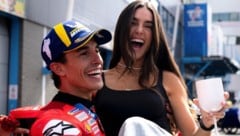 Freundin Gemma wird von Freund Marc sprichwörtlich auf Händen getragen. 