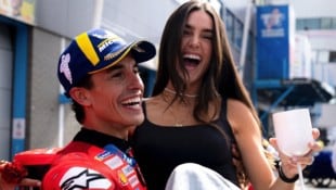 Freundin Gemma wird von Freund Marc sprichwörtlich auf Händen getragen. 