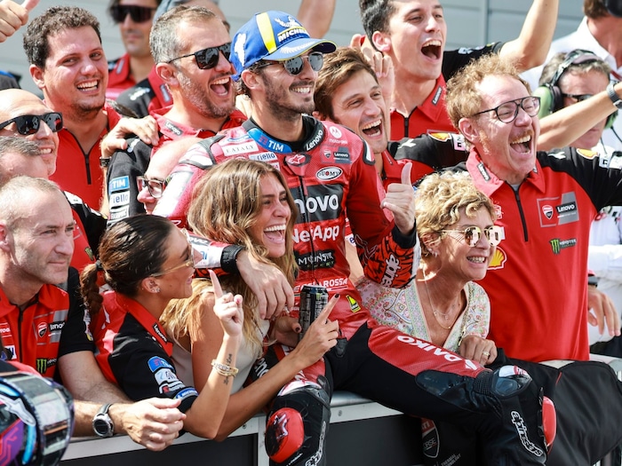 Beim Vorjahressieg in Spielberg jubelte Ehefrau Domizia an der Seite von Bagnaia.