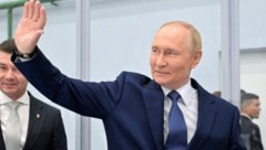 Während in der Ukraine der Krieg tobt, wurde Putin herzlich in Alaska empfangen. Die russische ...