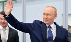Während in der Ukraine der Krieg tobt, wurde Putin herzlich in Alaska empfangen. Die russische ...