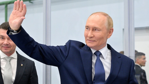 Während in der Ukraine der Krieg tobt, wurde Putin herzlich in Alaska empfangen. Die russische ...