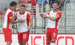 Stefan Lainer (2. von li.) traf zum 1:0 für Salzburg.