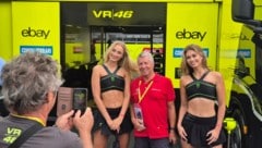 Ein Foto mit den Grid-Girls, falls Valentino doch nicht rauskommt.