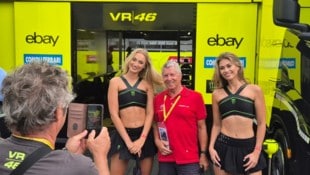 Ein Foto mit den Grid-Girls, falls Valentino doch nicht rauskommt.