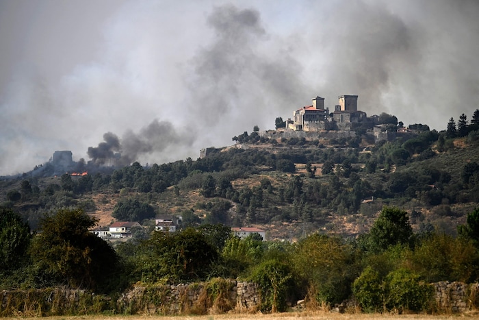 Auch in der Nähe der Burg von Monterrei im nordwestspanischen Dorf Monterrei wütet ein ...