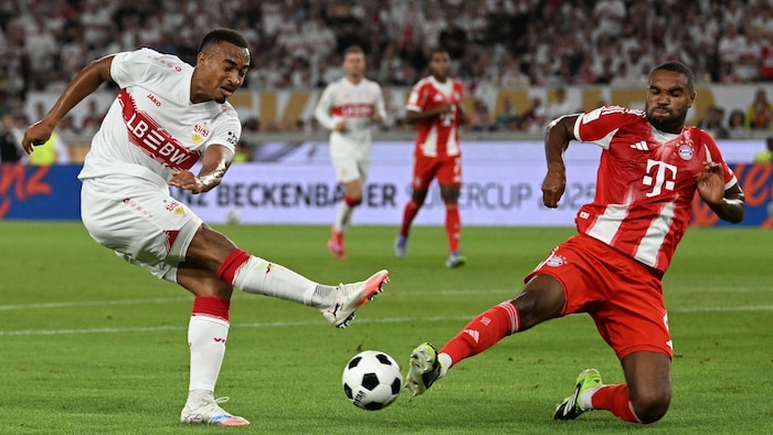 Jamie Leweling (l.) hier im Duell mit Bayerns Jonathan Tah