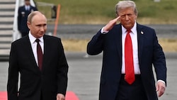 Dass Trump akzeptierte, sich mit Putin zu treffen, während russische Drohnen und Raketen auf die ...