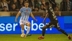 Konstantin Gertig (li.) steht vor einem Absprung aus Bischofshofen.