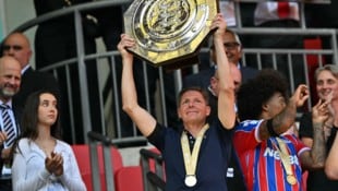 Oliver Glasner mit dem Community-Shield-Teller