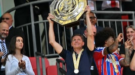 Oliver Glasner mit dem Community-Shield-Teller