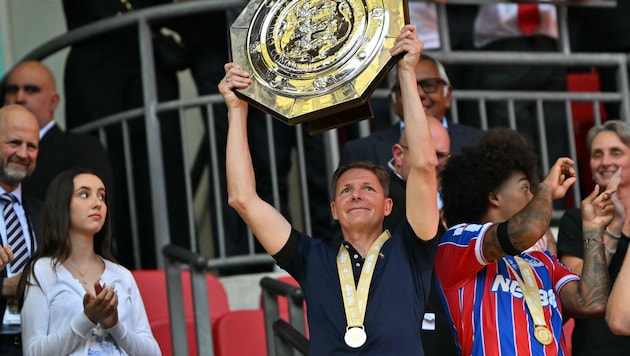 Oliver Glasner mit dem Community-Shield-Teller