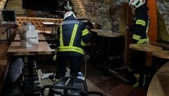 Etliche Keller wurden überflute. Das Bild zeigt einen Einsatz in Peuerbach.