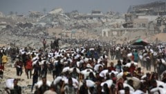 Da Israel nur wenig humanitäre Hilfe in das abgeriegelte Küstengebiet lässt, hungert der ...