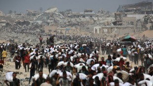 Palästinenserinnen und Palästinenser mit Hilfslieferungen im Gazastreifen (Archivbild)
