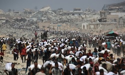 Palästinenserinnen und Palästinenser mit Hilfslieferungen im Gazastreifen (Archivbild)