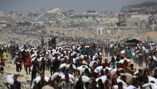 Da Israel nur wenig humanitäre Hilfe in das abgeriegelte Küstengebiet lässt, hungert der ...
