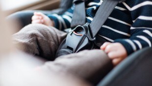 Die Mutter betätigte versehentlich den Verriegelungsknopf am Schlüssel.