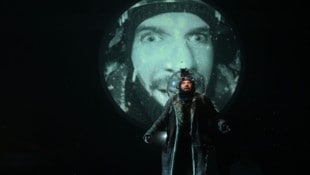 Überladen von Videoprojektionen: Filipp Avdeev gibt eine Art Sancho Pansa in der Gestalt des ...