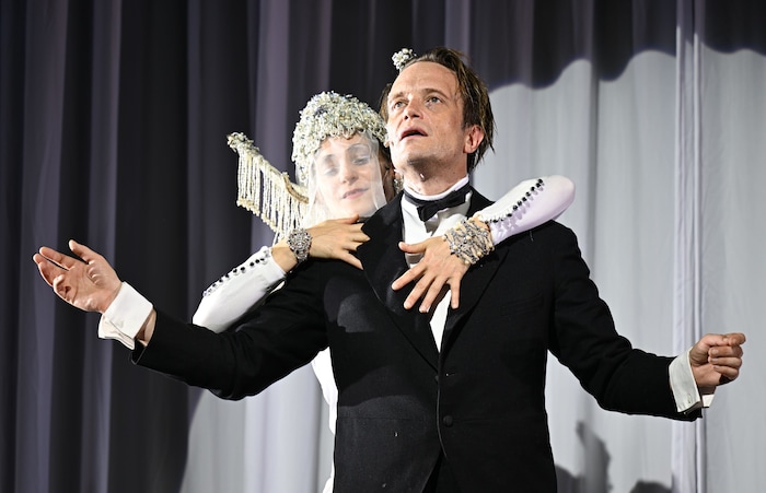 Protagonist August Diehl als Dr. Garin (im Bild mit Sonja Beißwenger) hat großartige Soli