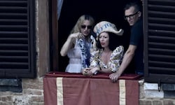 Madonna verfolgt an ihrem 67. Geburtag von einem Fenster aus das spannende Rennen.